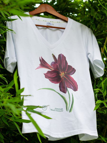 Black Emanuelle daylilies — premium  t-shirt