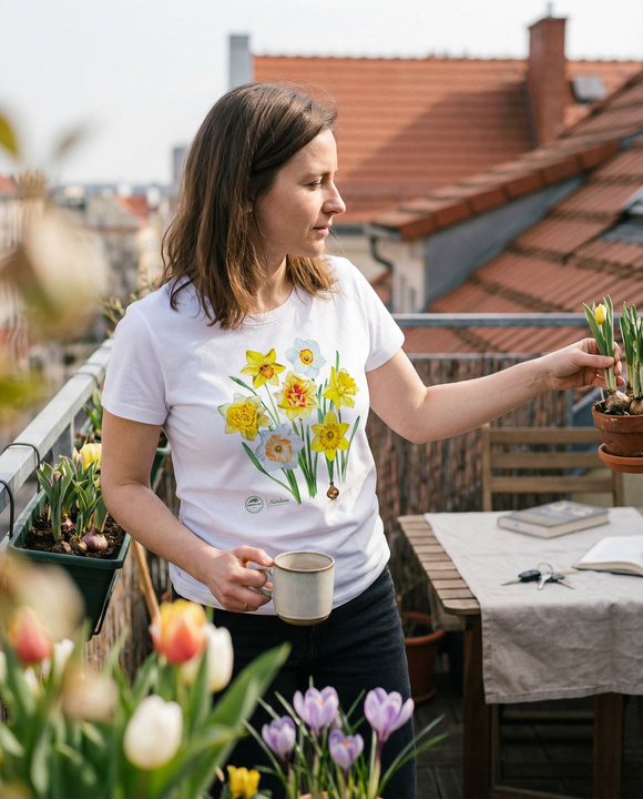 Daffodils — women's t-shirt